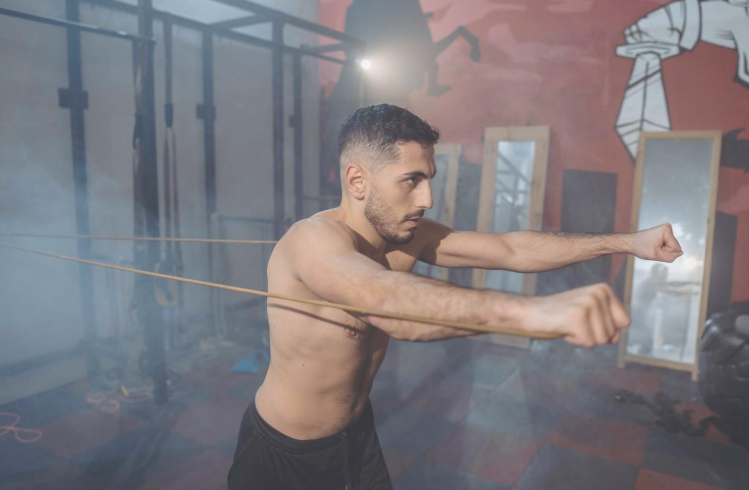 Entrenamiento de gimnasia mostrando técnica avanzada en barras asimétricas